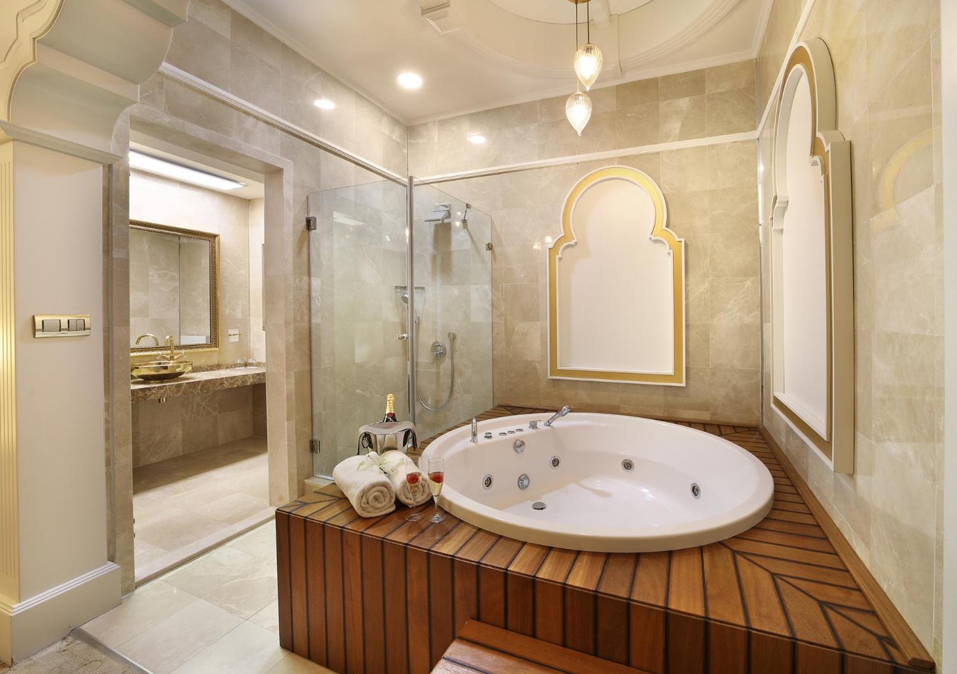 Legacy Ottoman King Suite